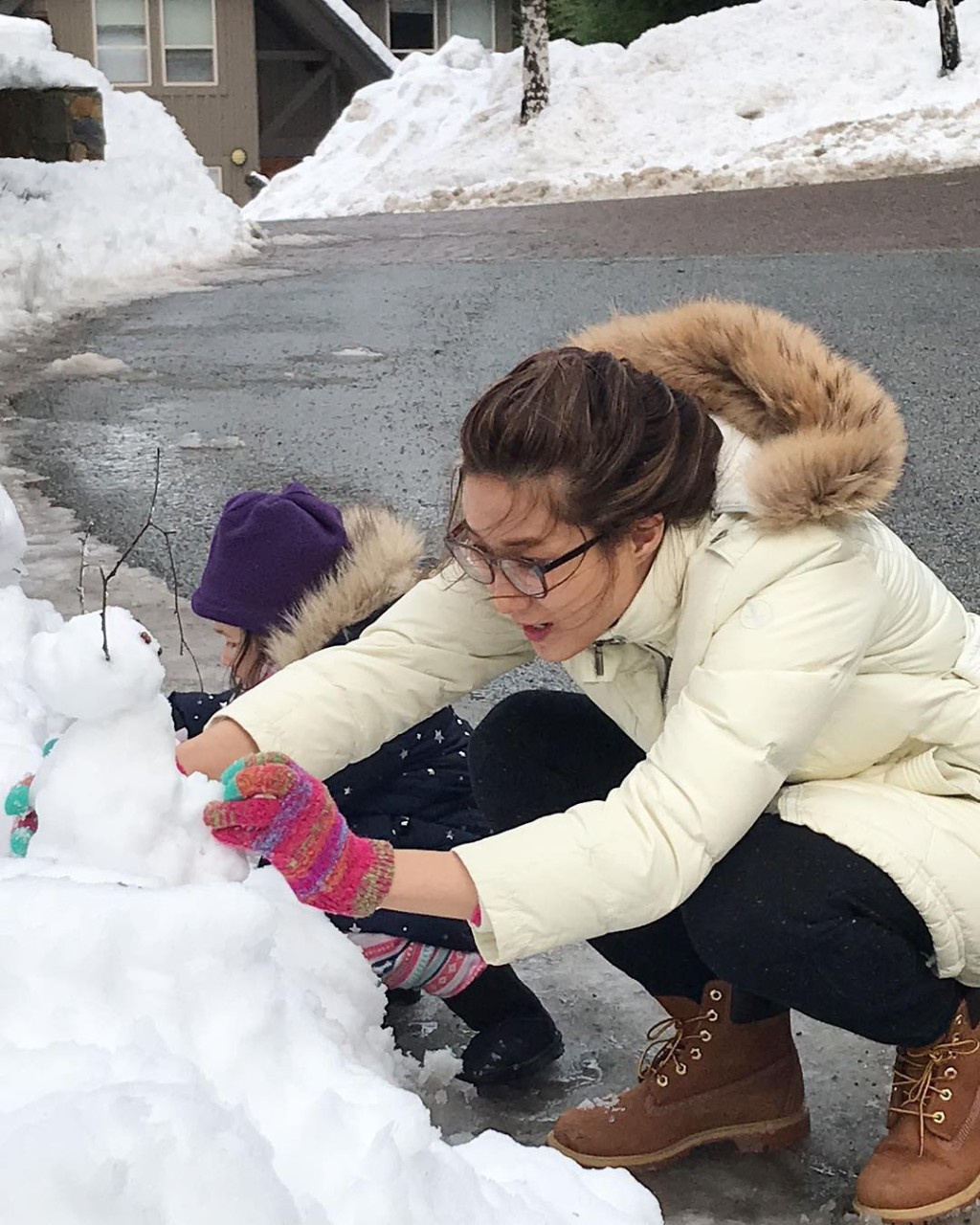 钟嘉欣曾在家门外陪仔女堆雪人。