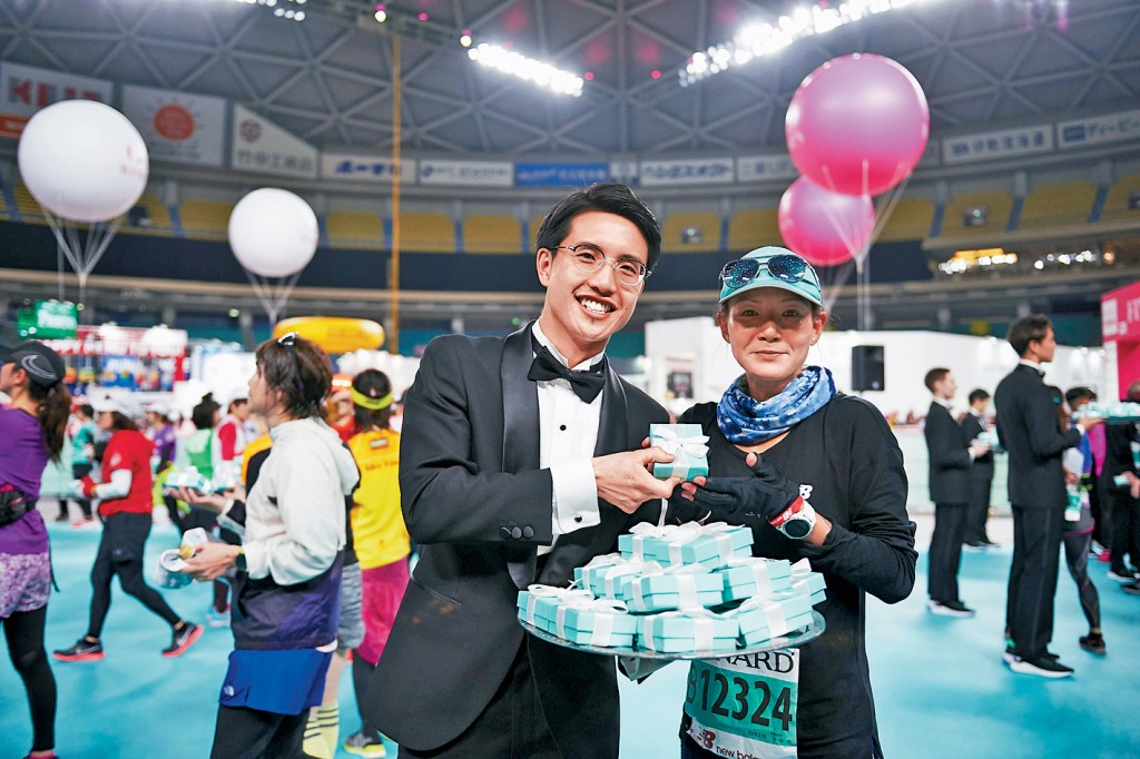 呂偉強笑言馬拉松給了他很多個「第一」,包括成為香港首個禮服男。