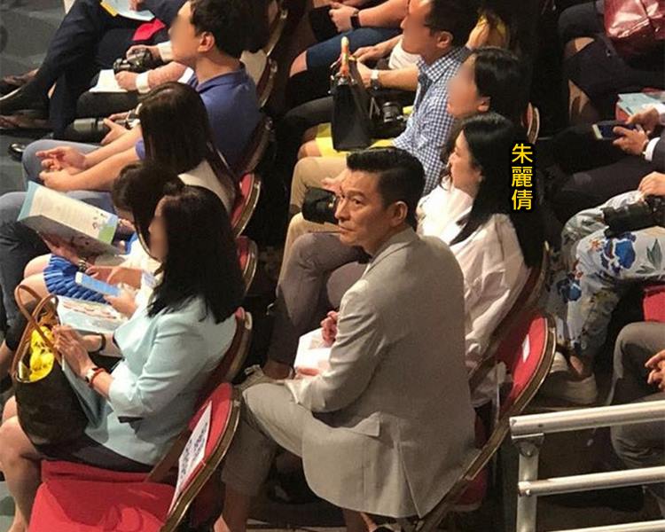 劉德華現身女兒畢業禮,在場不少家長都瘋狂「集郵」。(圖片來源:一代漢堡包男神)