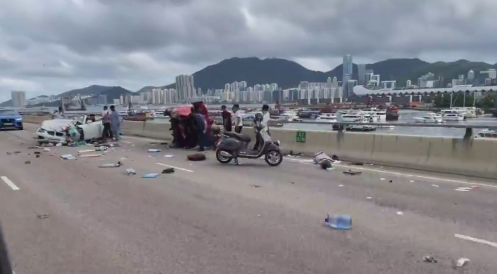 有路经电单车司机落车协助伤者。FB群组香港突发事故报料区图片