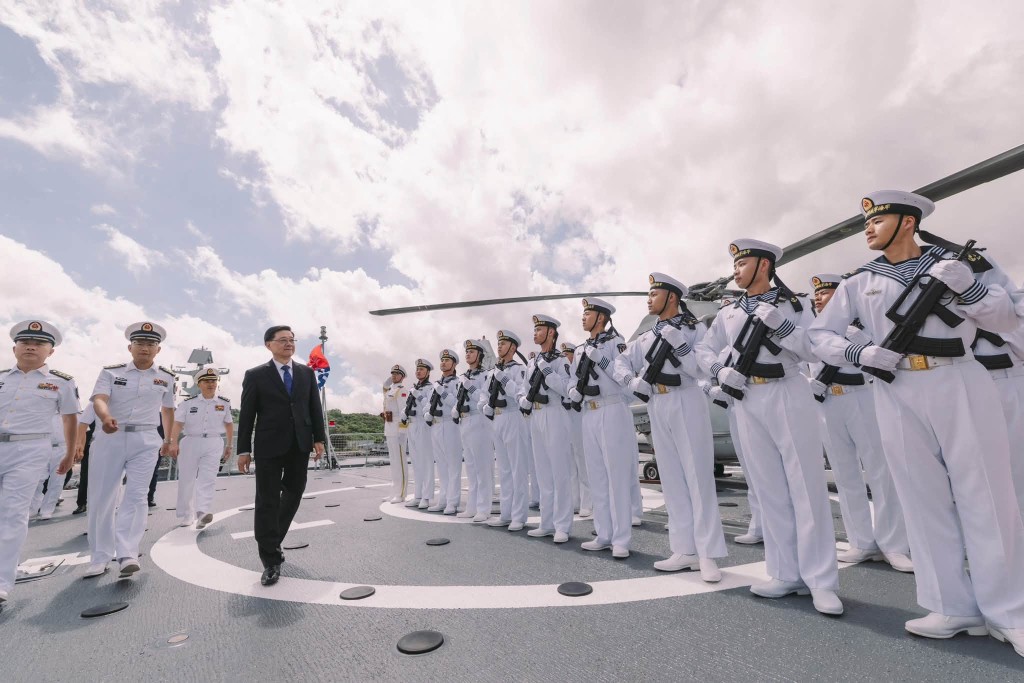 李家超指再次有海軍艦艇來港,充分體現國家對香港的高度重視、關心和支持。 李家超指再次有海軍艦艇來港,充分體現國家對香港的高度重視、關心和支持。