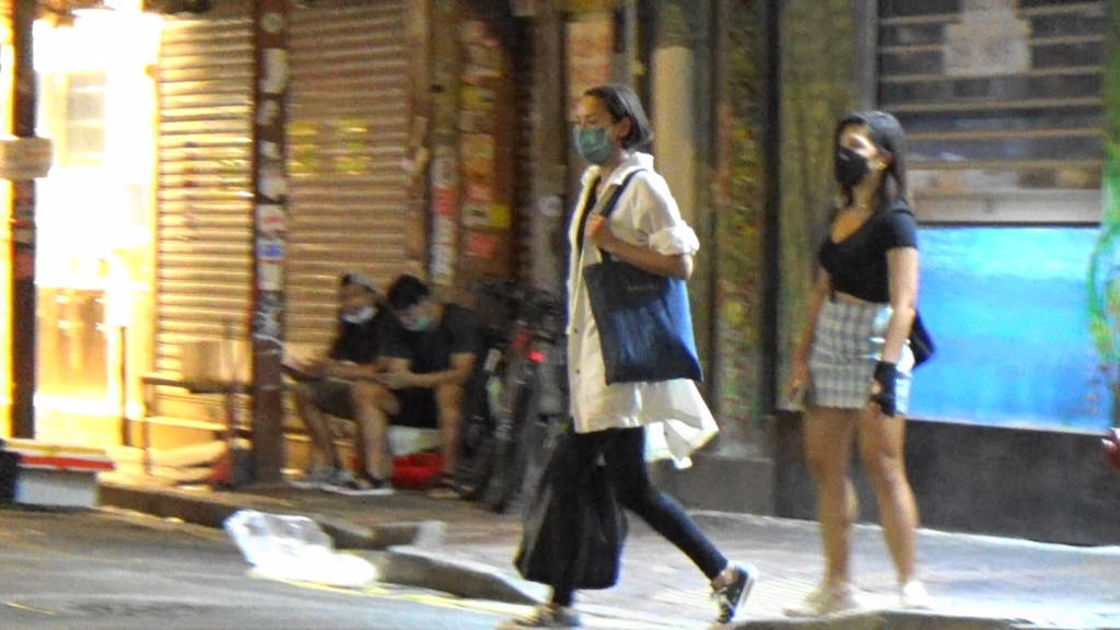 臨別前,Amanda終於孭番自己啲嘢走。