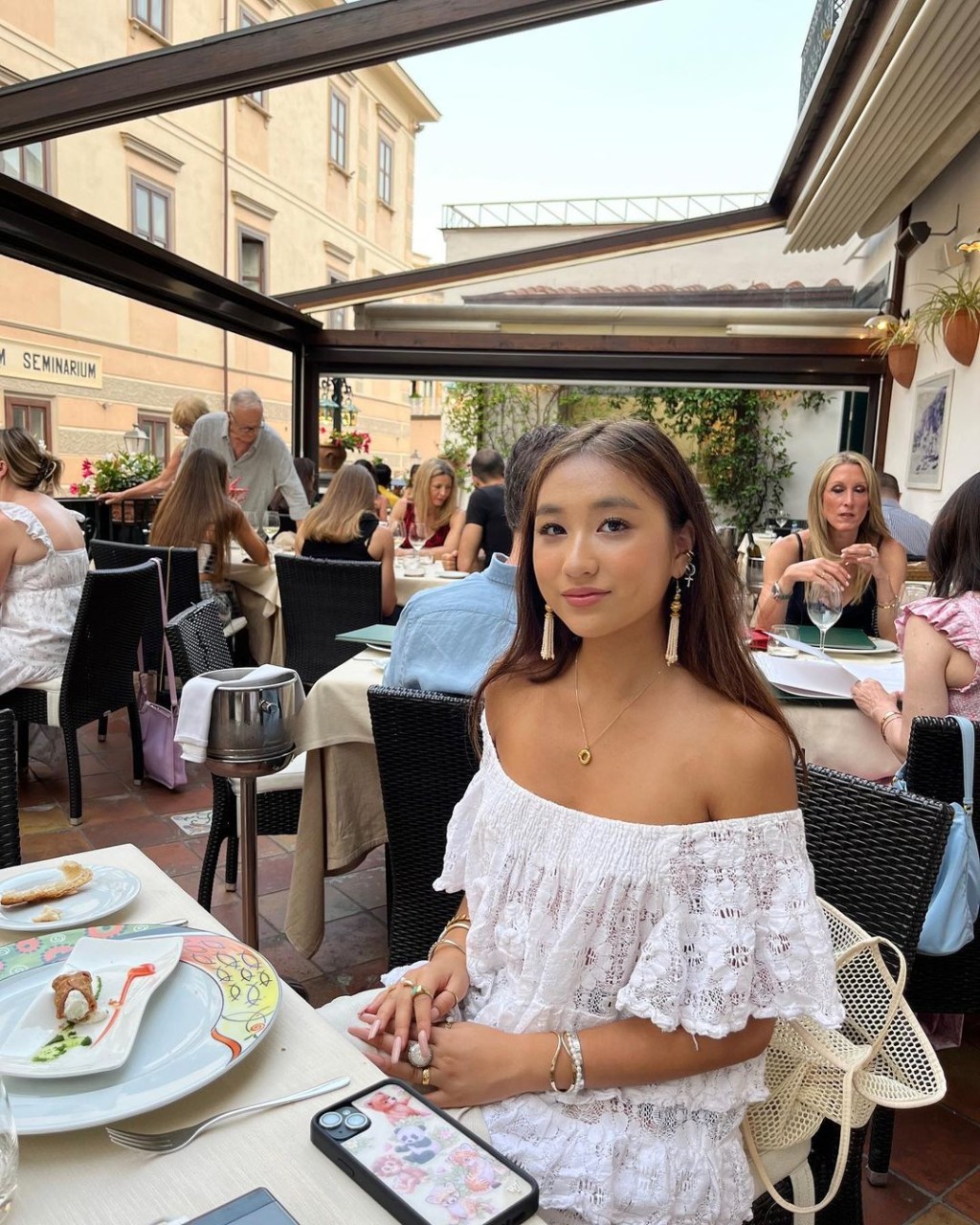 二女Jacqueline吃尽当地美食。