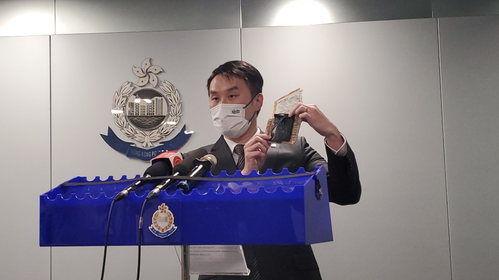 警方毒品調查科高級督察吳嘉倫展示涉案毒品的精細包裝。