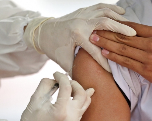 印尼男子疑誤被連打兩針新冠疫苗，後來染疫不治。AP資料圖片，非涉事人