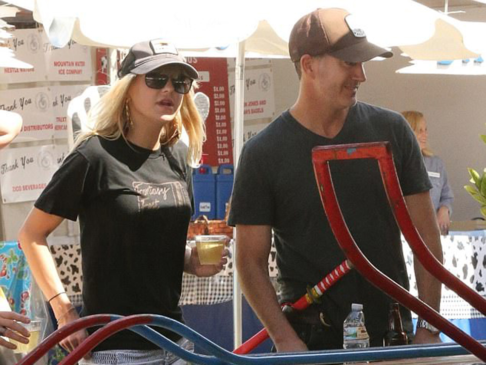 離婚兩個月後,Anna Faris被爆與47歲型男攝影師Michael Barrett撻着。