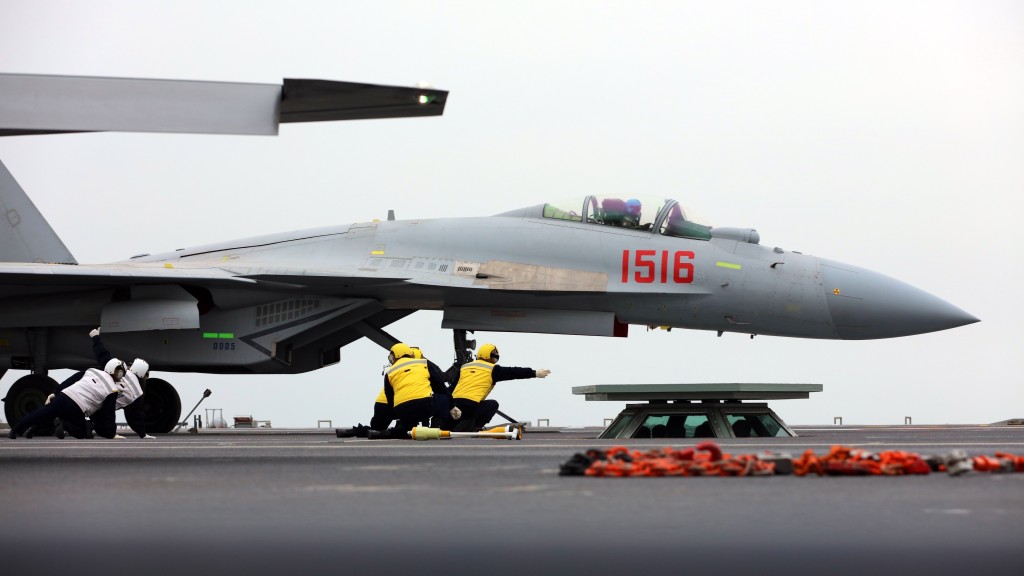 殲-15T艦載戰鬥機在福建艦上電磁彈射起飛,起飛助理做出放飛手勢。 新華社 殲-15T艦載戰鬥機在福建艦上電磁彈射起飛,起飛助理做出放飛手勢。 新華社