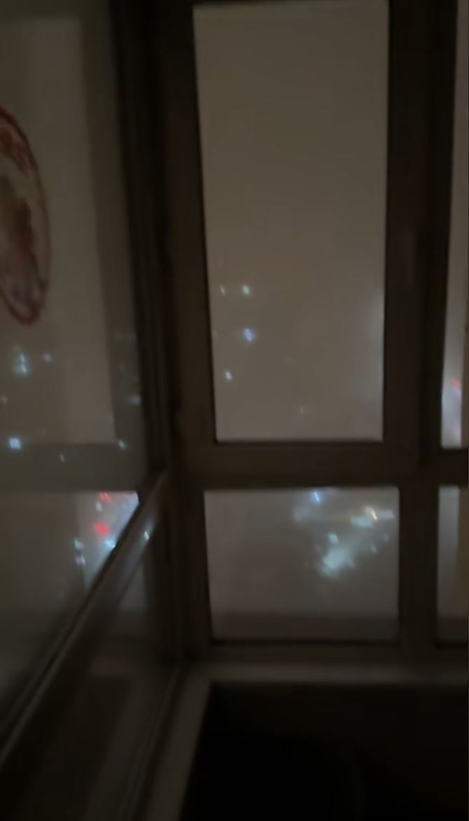 哈尔滨受13级强风与沙尘暴影响，出现末日式变天的震撼景像。抖音