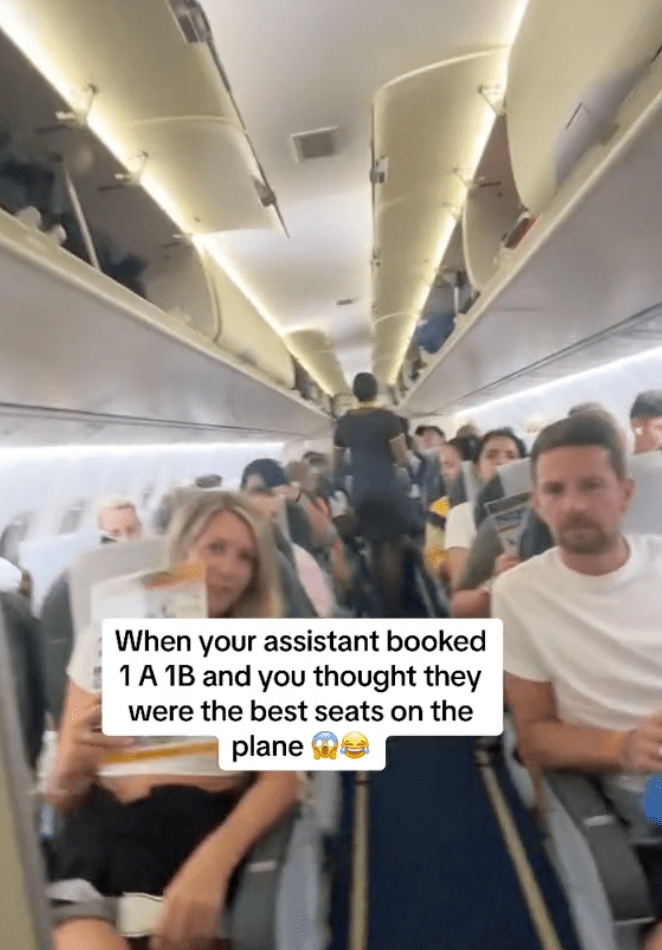 兩人的座位就像空服員的折疊座椅一樣，面向全機乘客，全個航程一舉一動都被全機乘客看到，異常尷尬之餘，亦毫無隱私可言。
