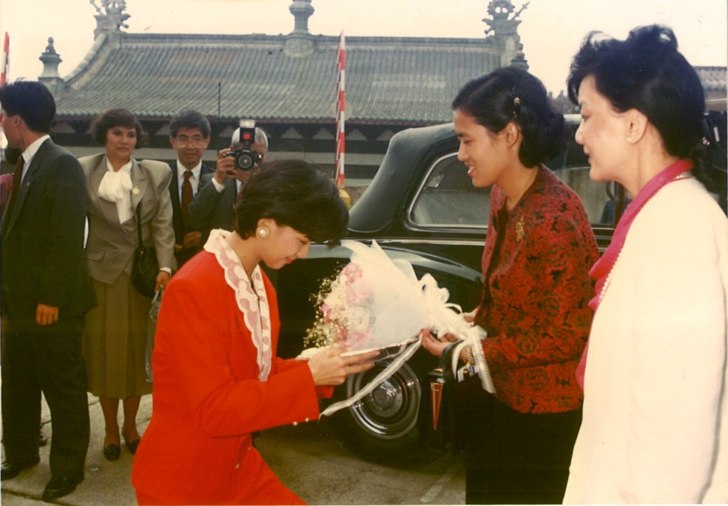盧敏儀曾在泰國公主到訪TVB時獻花。