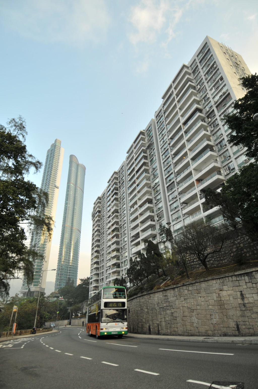 松柏新邨位于司徒拔道43号，共有6座物业，提供218伙。