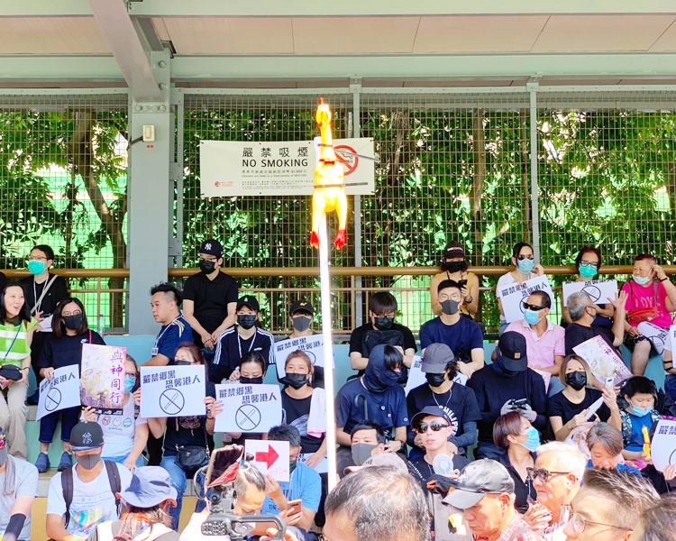 下午2時過後,參加者已坐滿新和里公園看台。