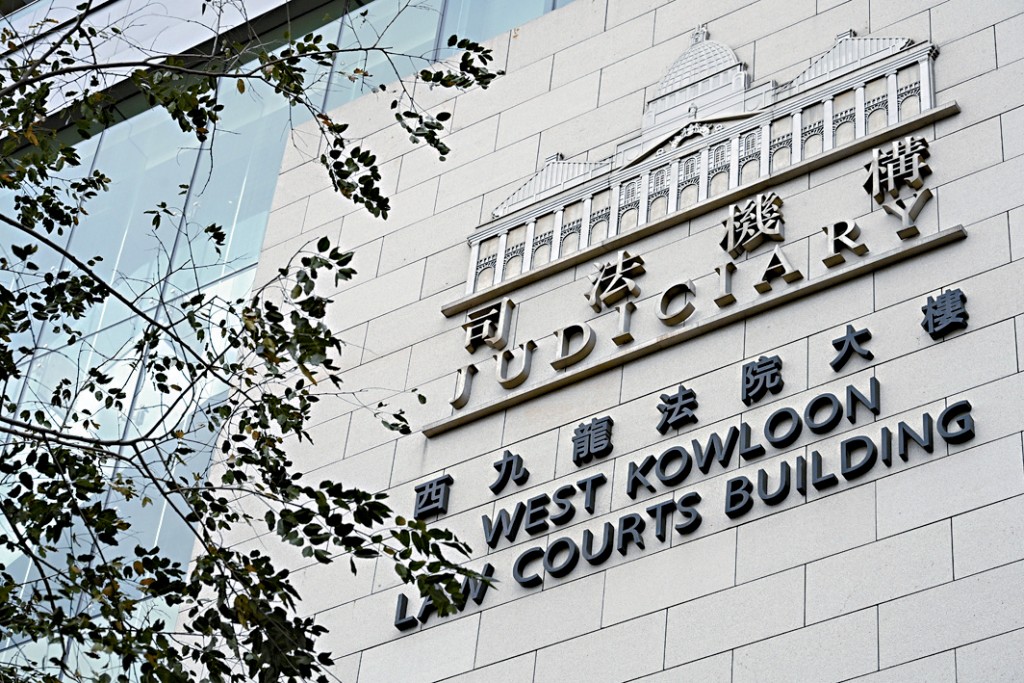 海關高級關員被控作出傾向並意圖妨礙司法公正的作為等3罪，案件於西九龍裁判法院首次提堂。