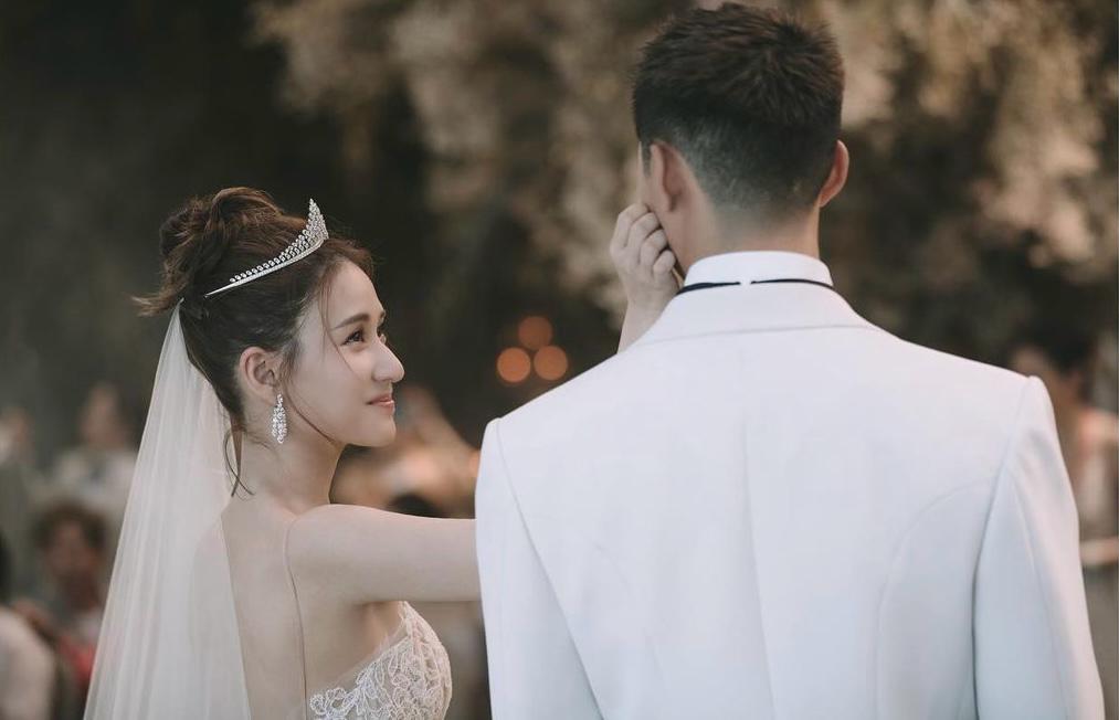 何超蓮結婚照。