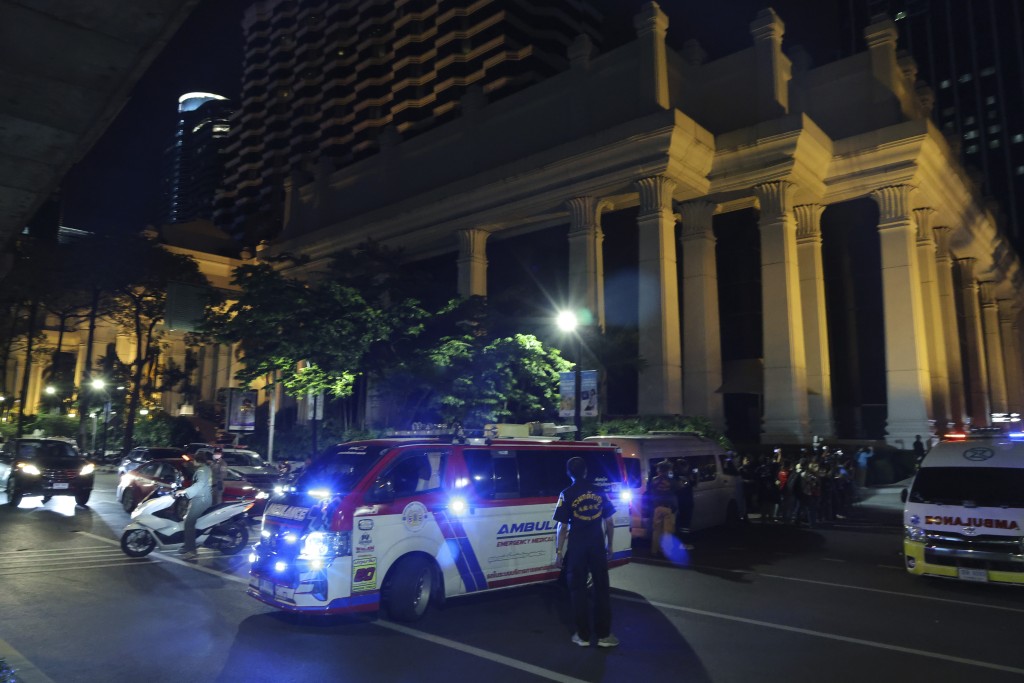 当地警方聚集在泰国曼谷爱侣湾君悦酒店外进行调查。 美联社