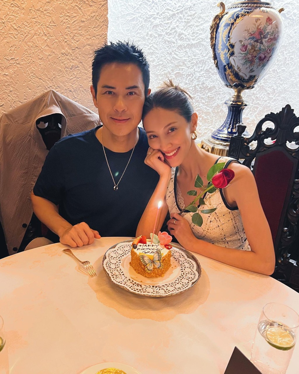 郑嘉颖分享为陈凯琳庆祝的照片，二人一脸幸福。