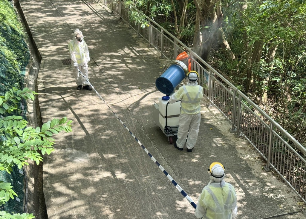 食環署人員以霧化方式進行防蚊滅蚊工作。