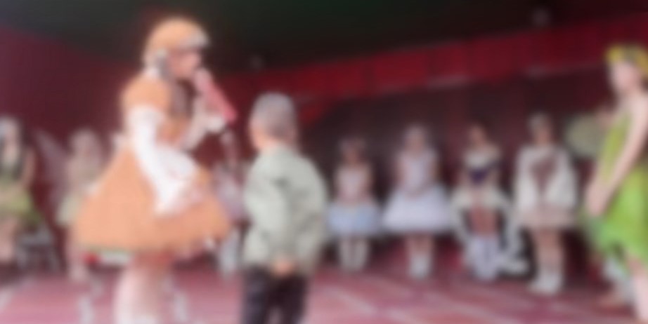 安徽芜湖方特梦幻王国有小孩被邀上台，按自己意愿点选舞者为自己表演。澎湃新闻