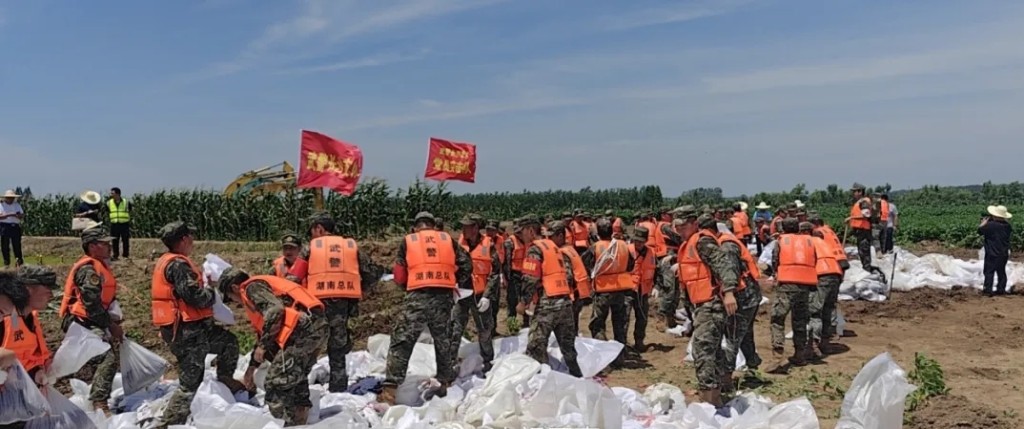 湖南嶽陽「第二道防線」錢團間堤出現管湧險情，目前正緊急處置中。