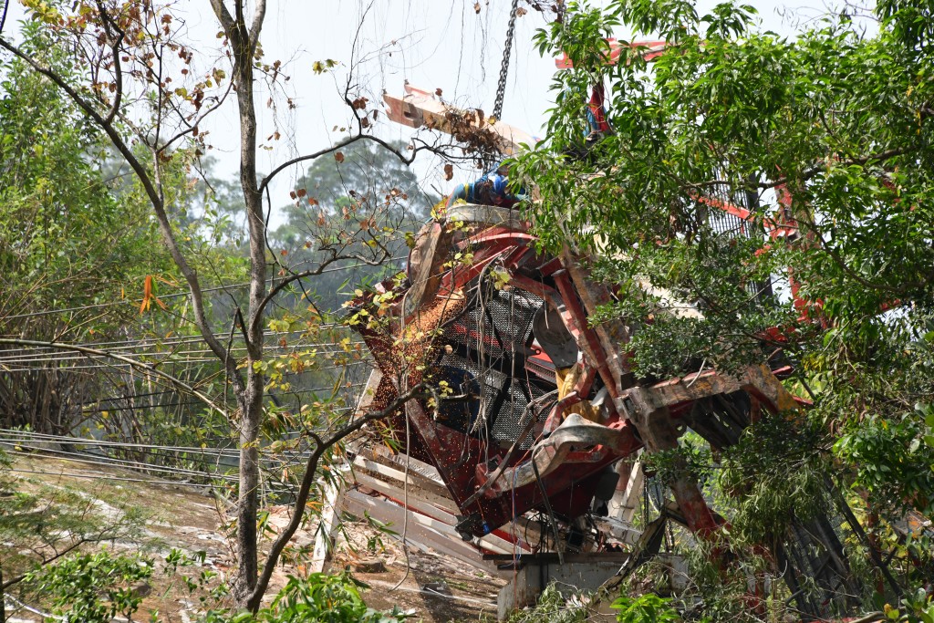 工人拆除塌下的天秤組件。