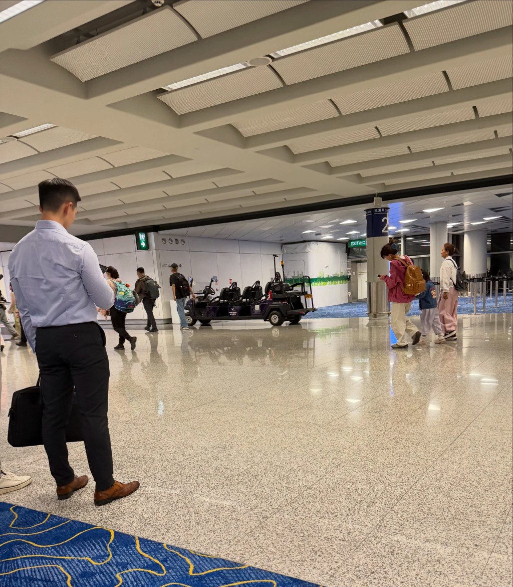 其兄長Billy到香港國際機場接機。FB:Billy Tang 其兄長Billy到香港國際機場接機。FB:Billy Tang