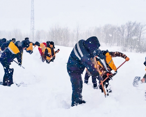 內蒙古赤峰一條鐵路被雪覆蓋，工人合力清雪。