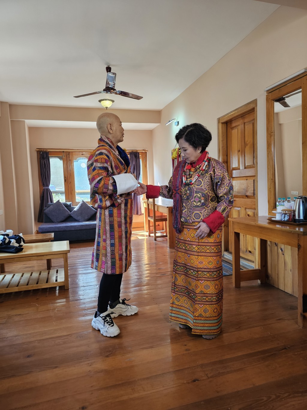 阿姐細心地幫家英哥整理衫袖。 阿姐細心地幫家英哥整理衫袖。