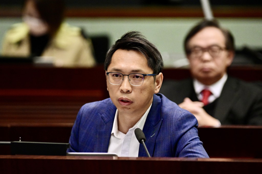 陸頌雄表示,外勞小巴司機受過專業訓練,不擔心安全問題。 陸頌雄表示,外勞小巴司機受過專業訓練,不擔心安全問題。