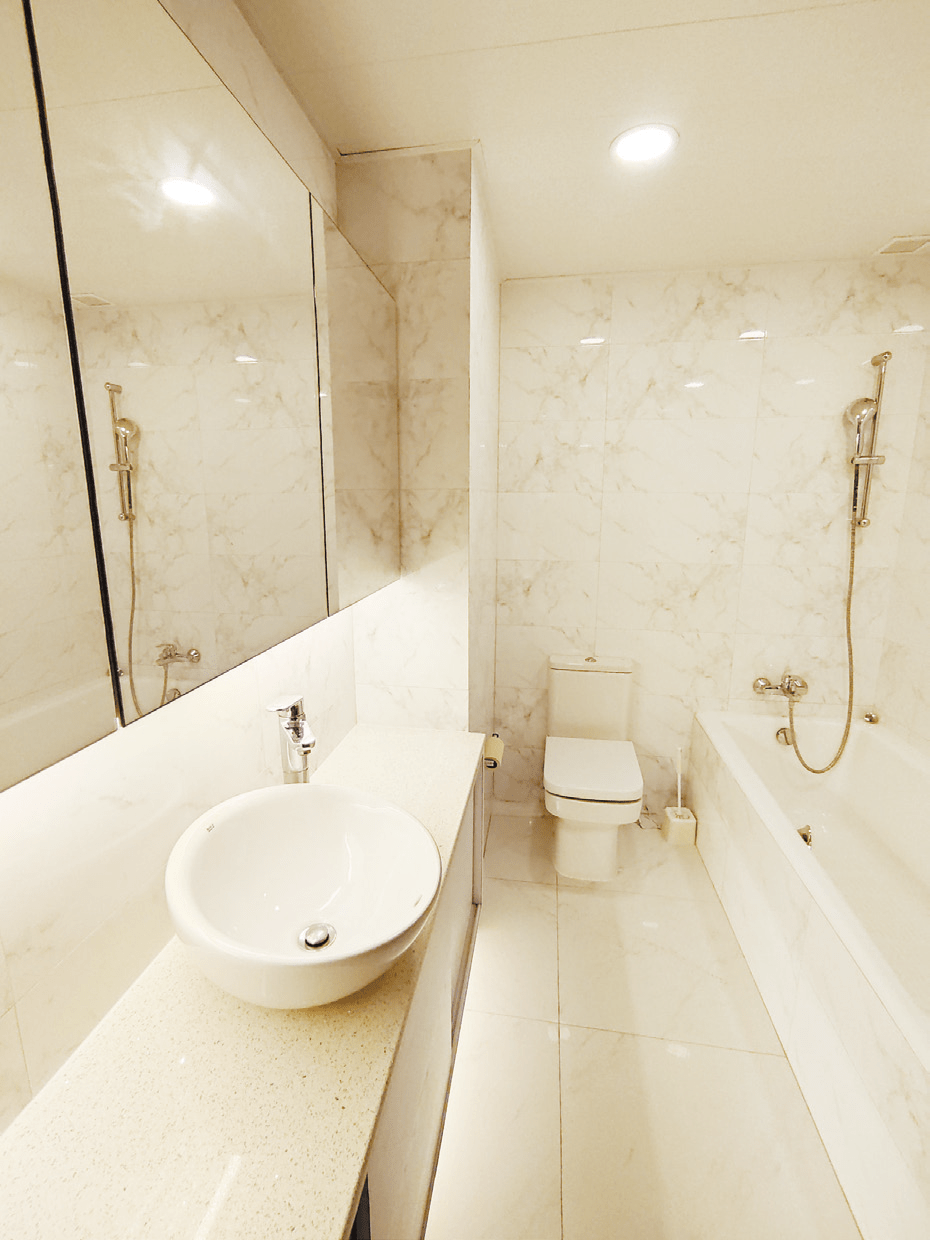 浴柜镜柜同样宽阔，装设渗灯后加倍亮丽。
