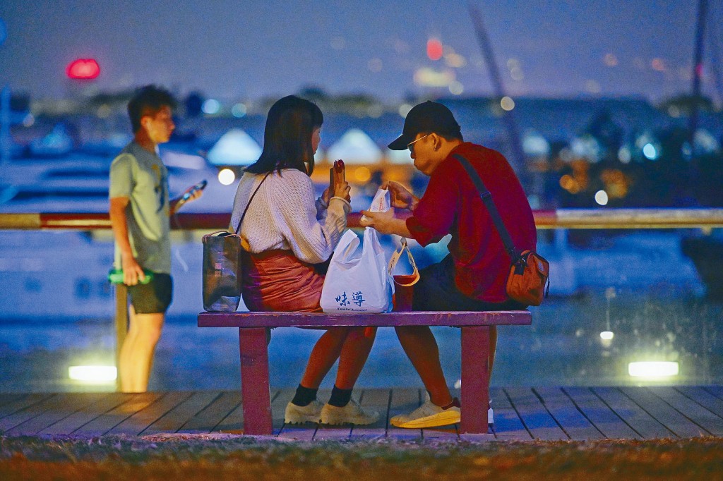 疫情下食肆「晚六朝五」禁堂食，市民选购外卖到观塘海滨花园用餐。