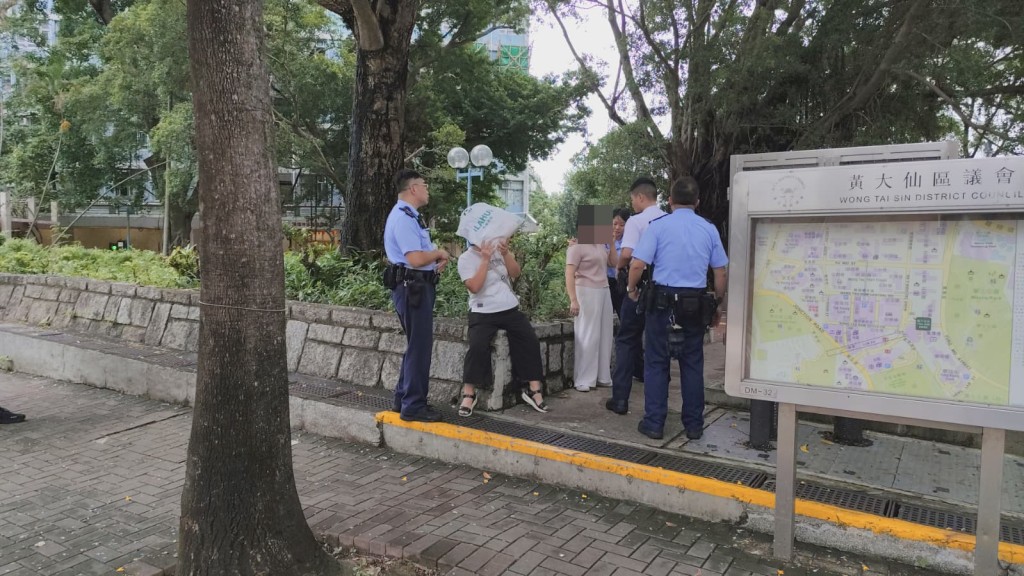 警方拘捕小姐弟的41歲母親及姑婆。 警方拘捕小姐弟的41歲母親及姑婆。