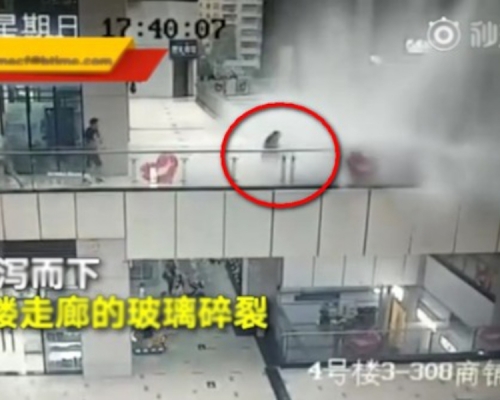 商场天花突然破裂，大量积水倾泻而下，一名途人被冲走数米。网图