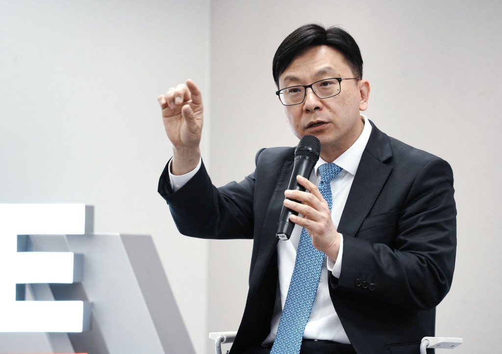 孫玉菡表示入境處網絡罪案及法證調查小組持續進行「網上巡邏」,會以「放蛇」等方式展開執法行動。 孫玉菡表示入境處網絡罪案及法證調查小組持續進行「網上巡邏」,會以「放蛇」等方式展開執法行動。