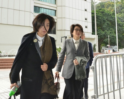 曾荫权妹妹曾璟璇(右)到庭支持哥哥。