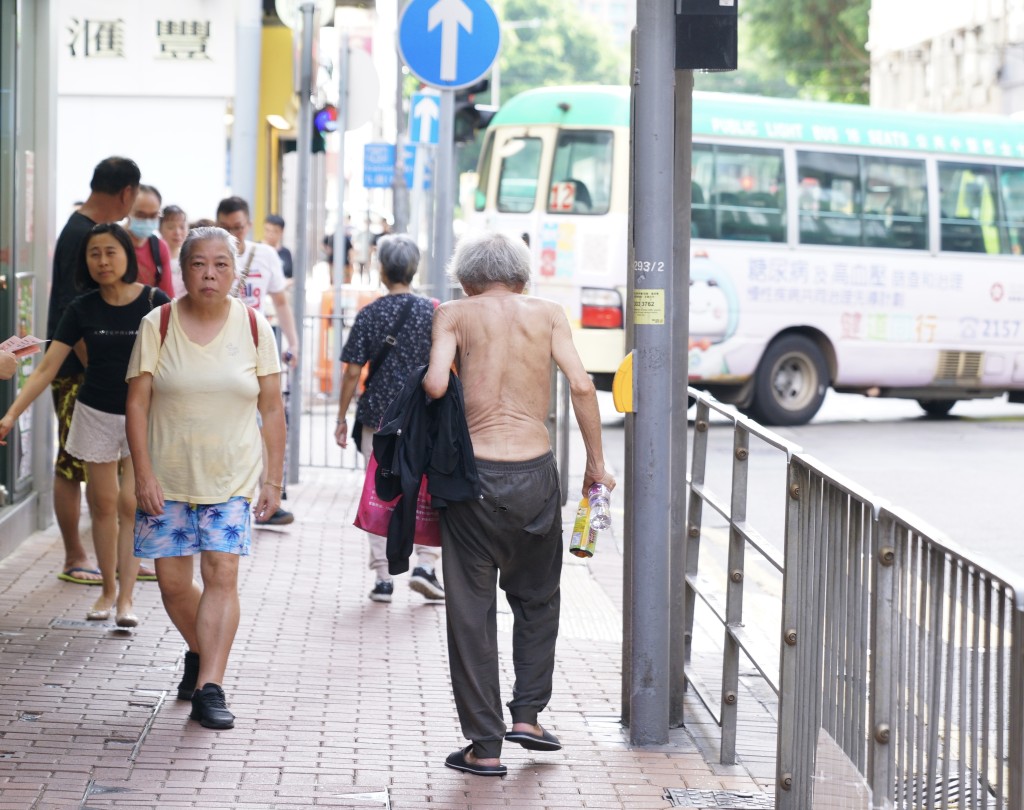 赤膊伯伯的隨身物只有一個膠袋及一件外衣。