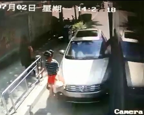 剛下車的女子的腿部則當場被撞斷。片段截圖