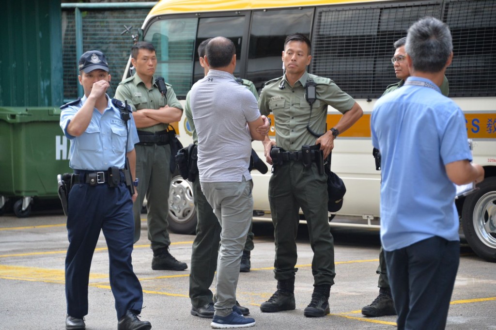 警方在醫院外戒備。
