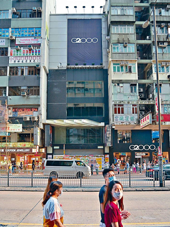 亞皆老街三十二至三十四號全幢巨鋪，由銀行承租，月租六十萬元，較舊租大跌六成六。