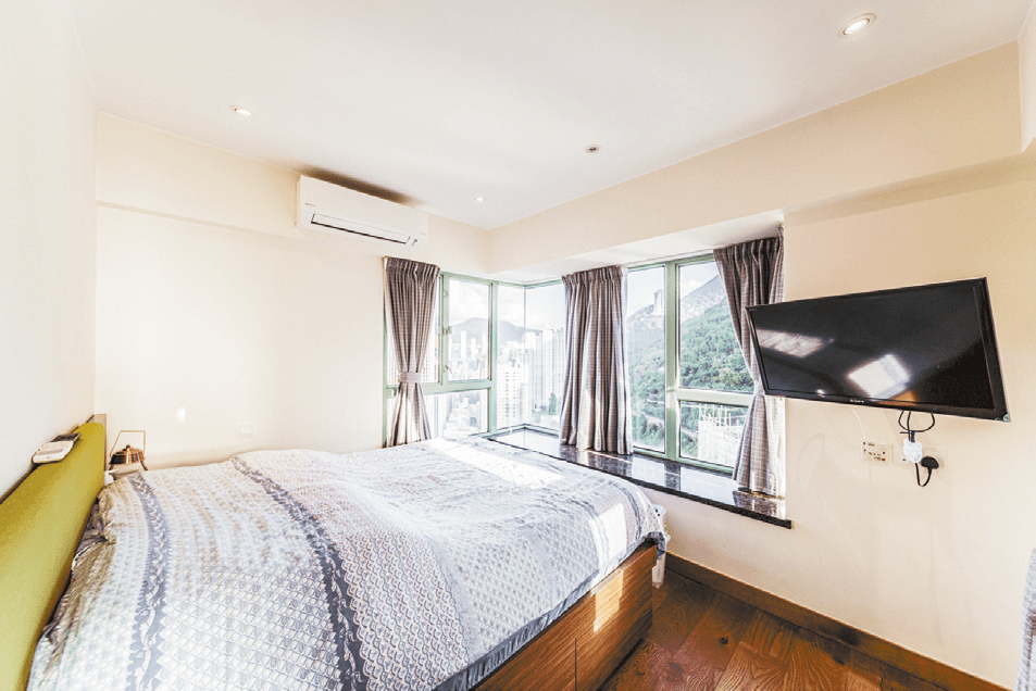 图中寝室空间宽敞，设有L形玻璃引入明亮光线。