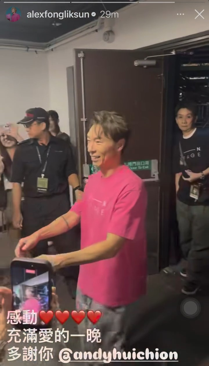 許志安走向老婆鄭秀文。 許志安走向老婆鄭秀文。