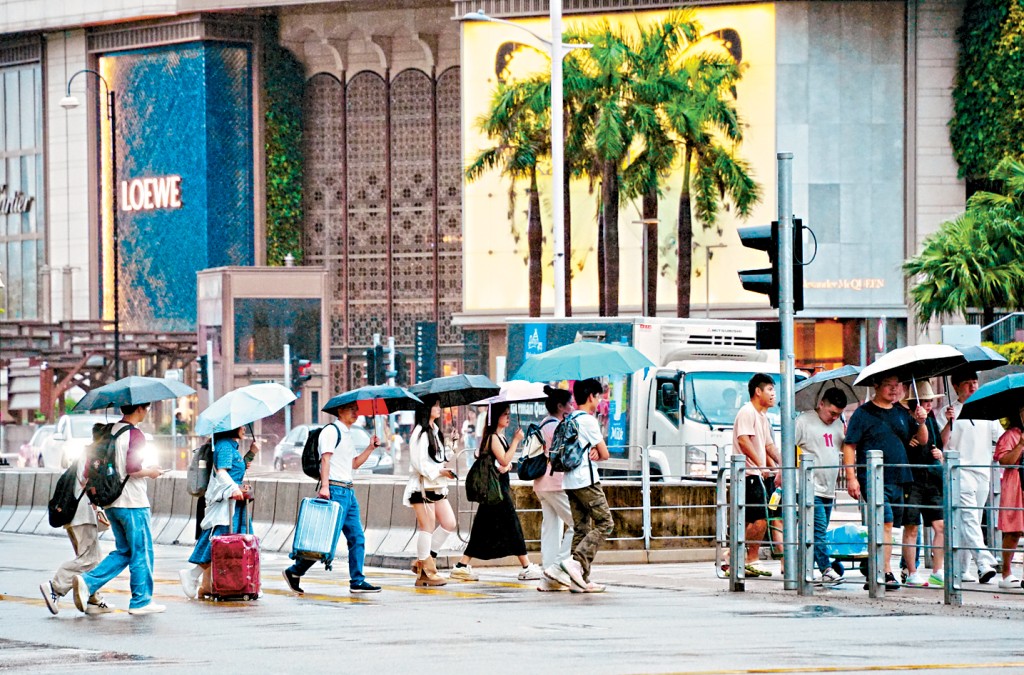 预计今日起本港骤雨逐渐增多，明日间中有狂风骤雨及雷暴，雨势有时颇大。