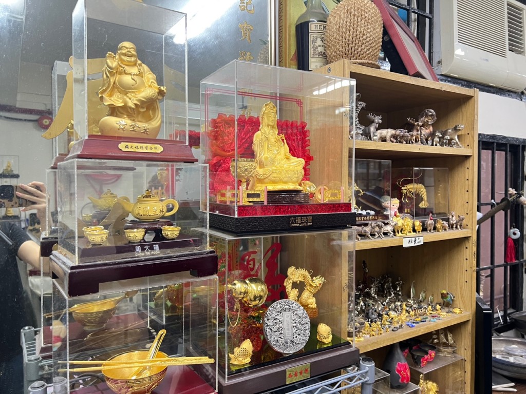 金行内有金佛等摆设。曹露尹摄