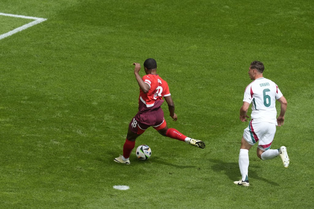瑞士前锋基华奥杜亚(左)突破越位为球队先开纪录。AP