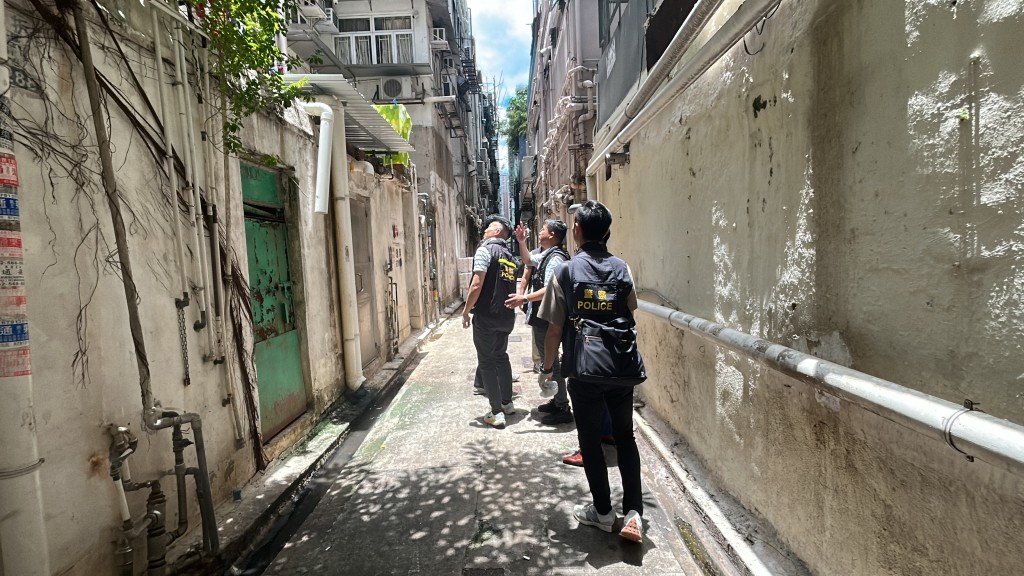 探員於後巷調查。 探員於後巷調查。