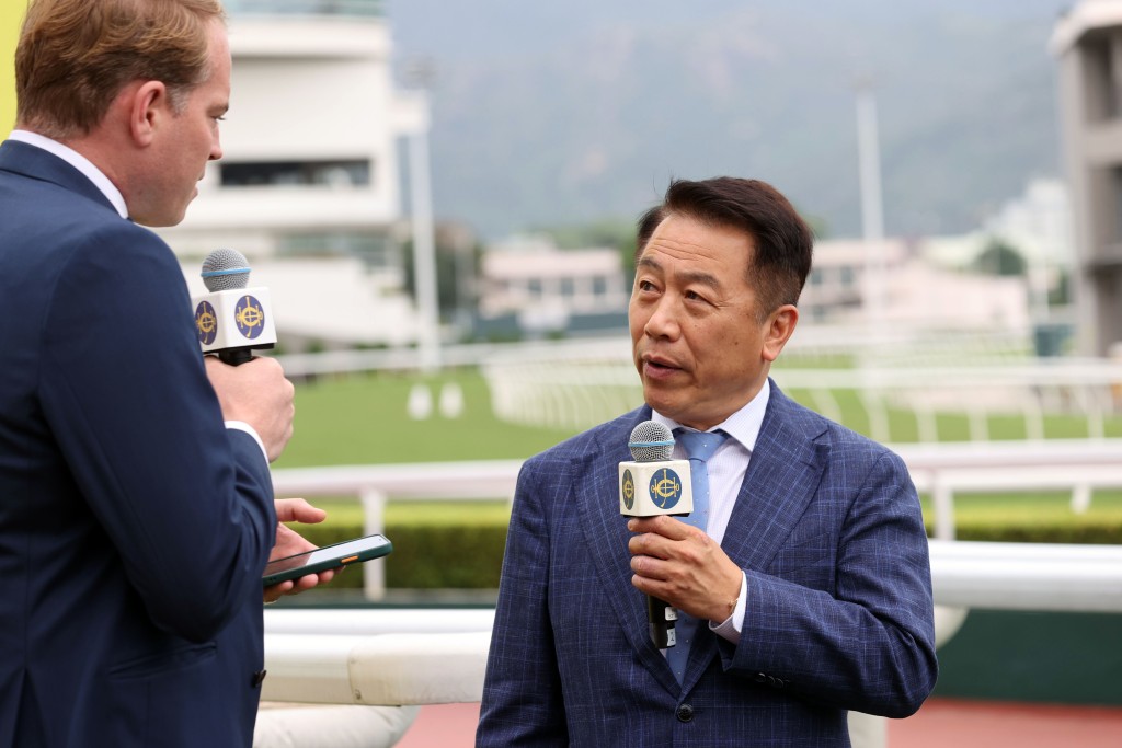 姚本辉于今日（5月11日）沙田日赛的第六场赛事第四班佐敦让赛（1200米） 凭「千杯敬典」取得他在港从练第一千场头马。他在庆祝仪式上畅谈感受。