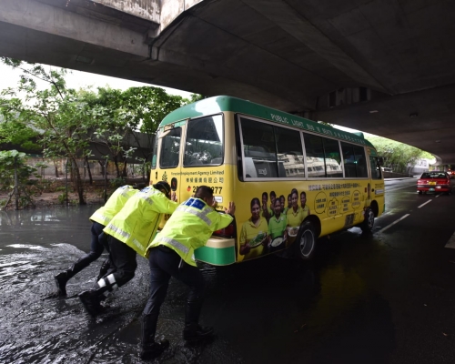 警员协助推走小巴