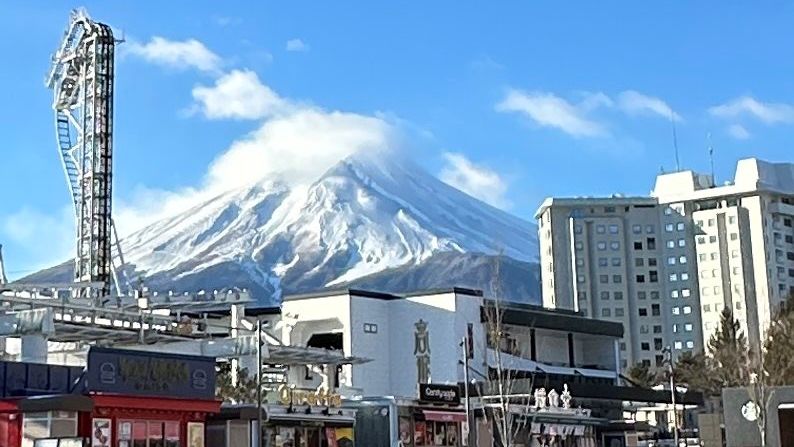 富士急樂園位於富士山腳下。 X