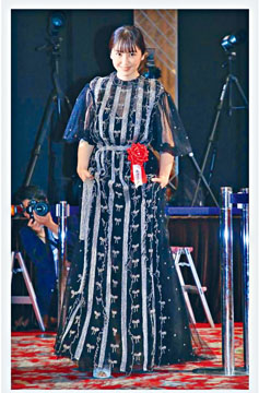 长泽正美获封「报知映画赏」影后，她身穿透视长裙领奖。