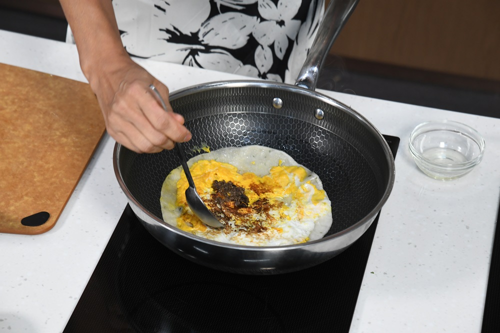 黑松露醬可提升蛋餅香氣。