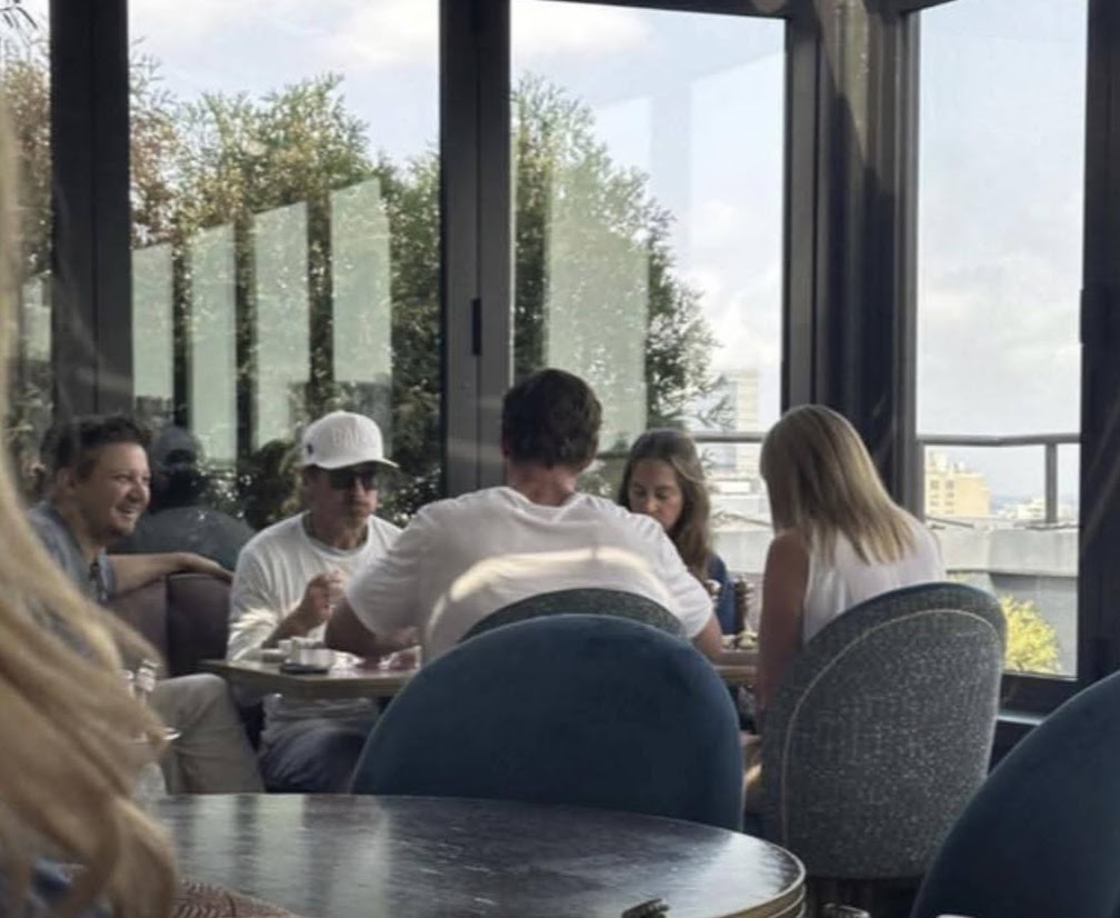 當時羅拔唐尼(左二)亦有出席二人婚禮,圖為民眾拍到羅拔和謝洛美(左一)吃早餐。 當時羅拔唐尼(左二)亦有出席二人婚禮,圖為民眾拍到羅拔和謝洛美(左一)吃早餐。